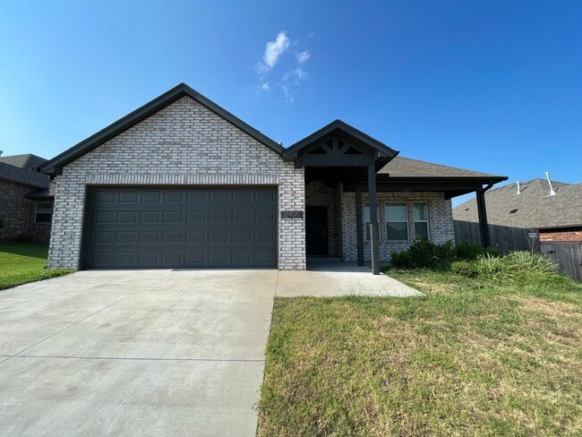 Building Photo - Beautiful 3 Bedroom 2 Bath 2 car garage ho... Rental