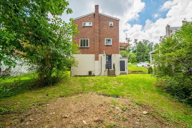 Photo - READY FOR MOVE IN! FANTASTIC 3-bedroom loc...