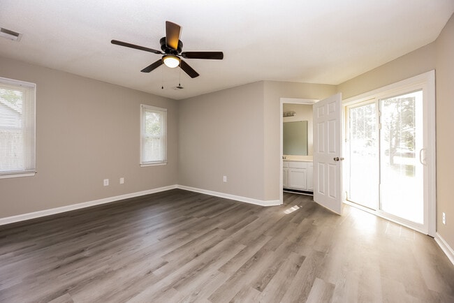 Photo - 201 Walker Way