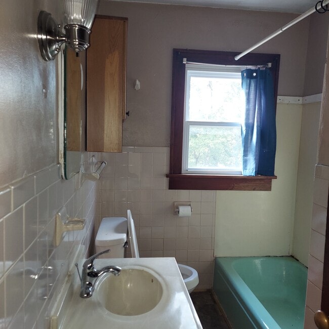 Photo - 1030 Bond St