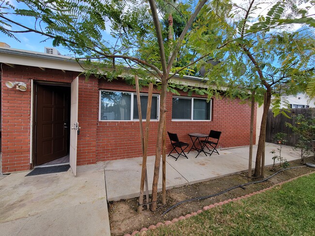Building Photo - 7013 Louise Ave Unit Single Rental