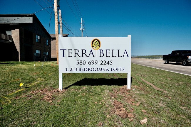Building Photo - Upgraded & Specious Two Bedroom Must See!! Unit 4040-C