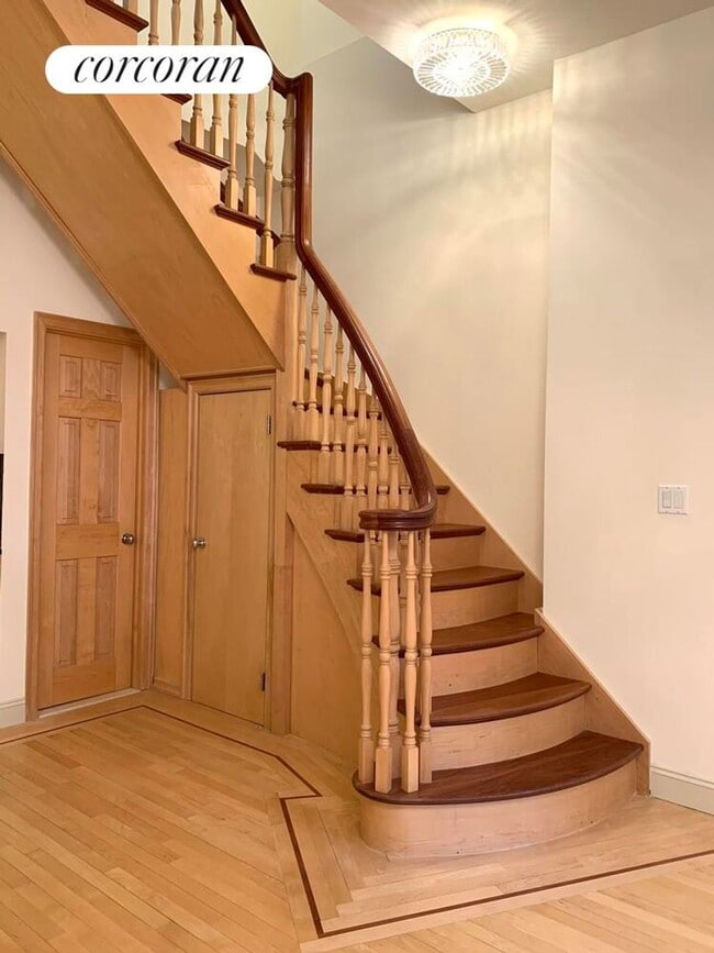 Photo - 25 W 70th St