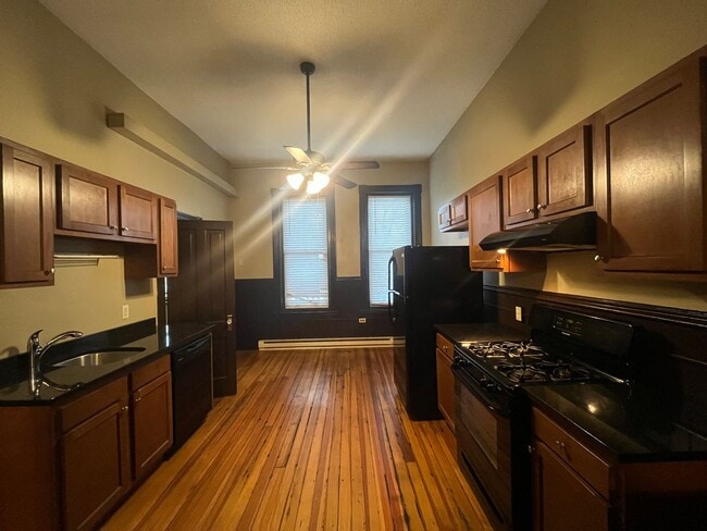 Building Photo - 937 University Ave W Unit 4