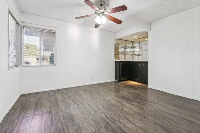 Photo - 6911 Bellaire Ave