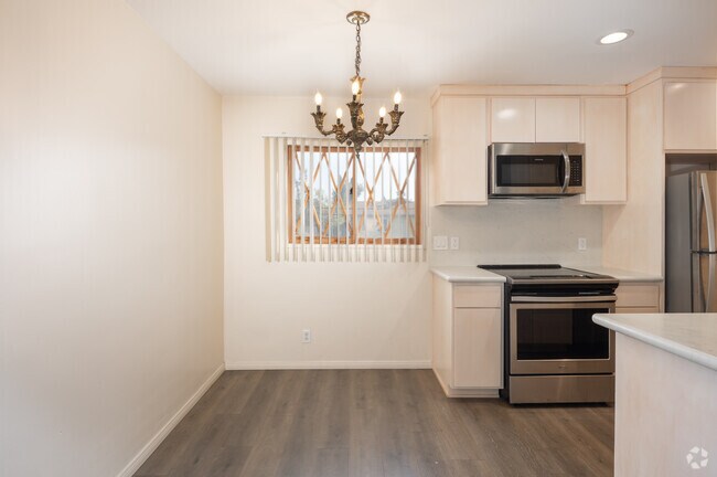 2BR, 2BA - 750SF - Dining Room