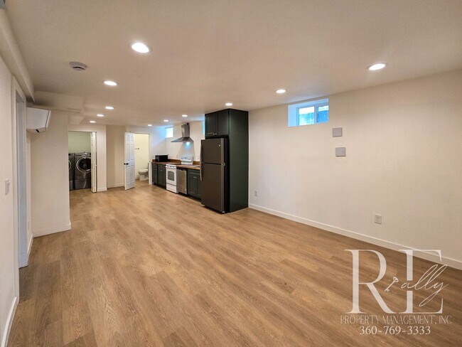Photo - Cozy 1-Bed Duplex with Open Concept Living, Mini-Split Comfort & Apple Tree – Bremerton