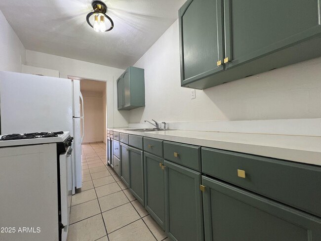 Photo - 946 E 12th St