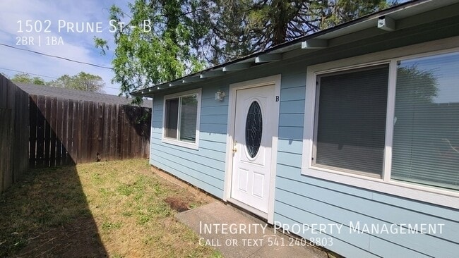 Building Photo - 1502 Prune St Unit B