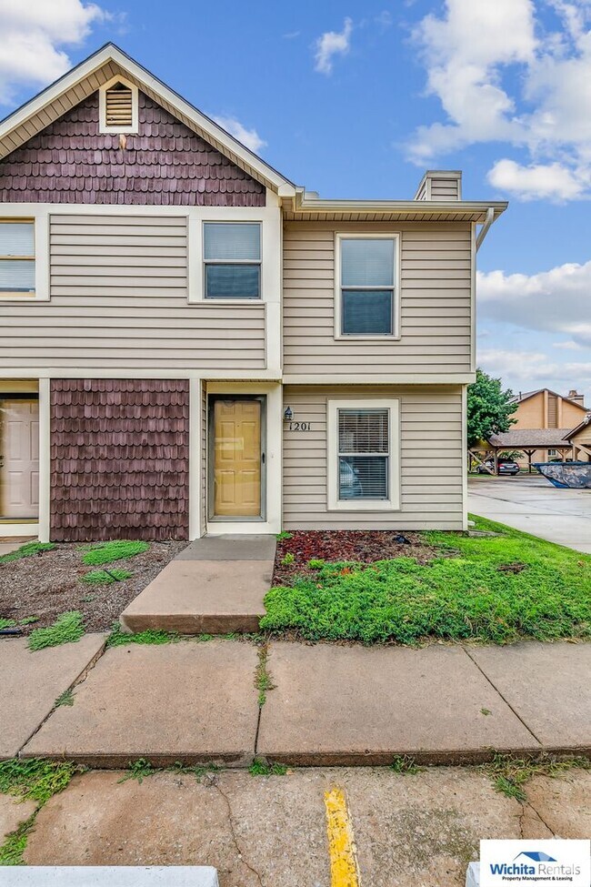Building Photo - Beautiful town home in south east Wichita!
