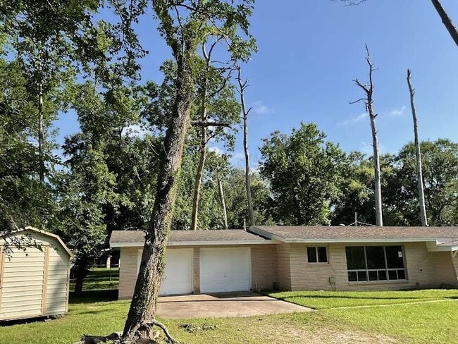 Building Photo - 3515 Elm Dr