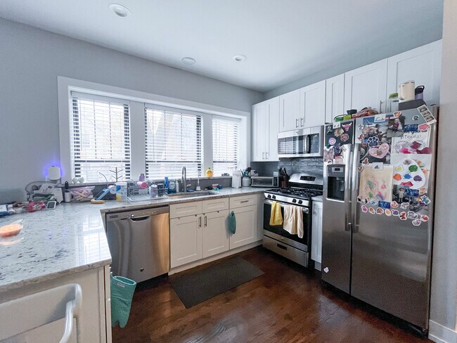 Building Photo - 1750 W Summerdale Ave Unit 1