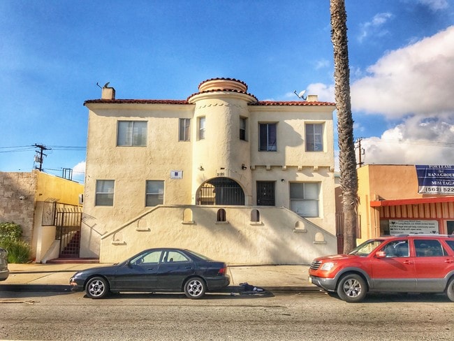 Photo - 2121 Long Beach Blvd