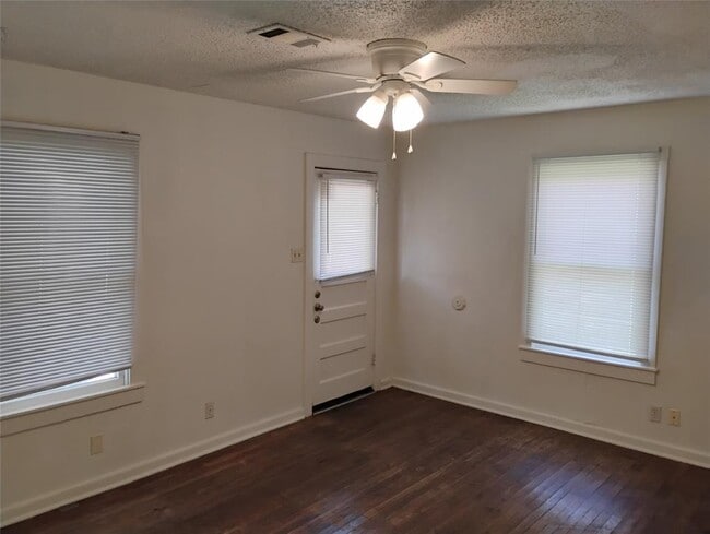 Photo - 545 Lindsey St