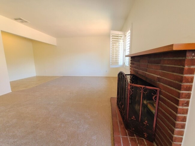 Photo - 613-619 Pine Ave. Unidad 617