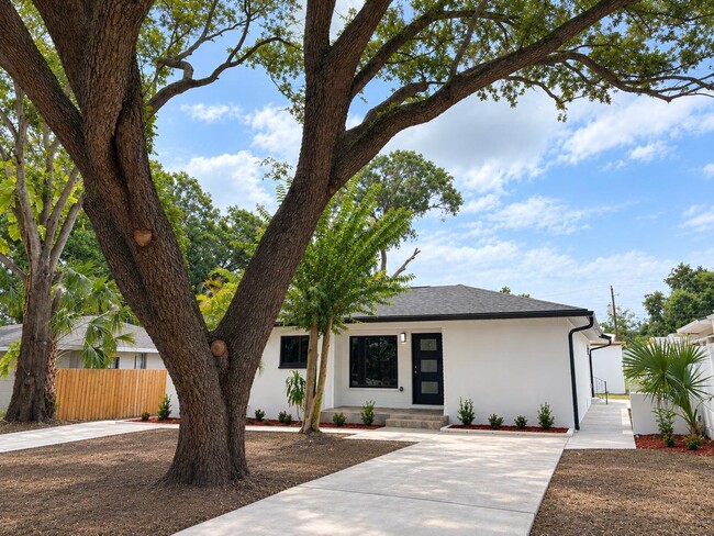 2108 W St Isabel St
