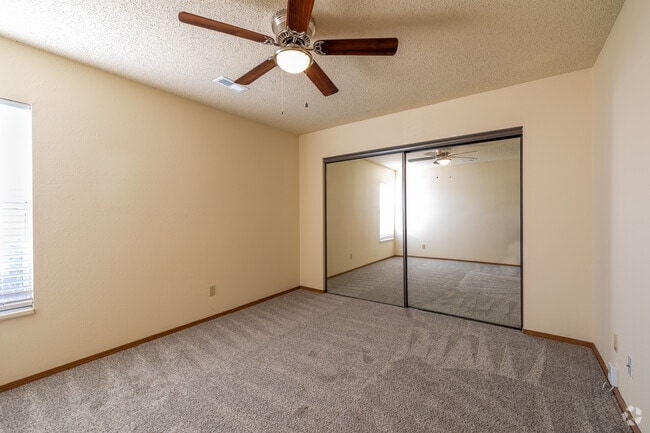 1BR, 1BA - Riverside/710 SF