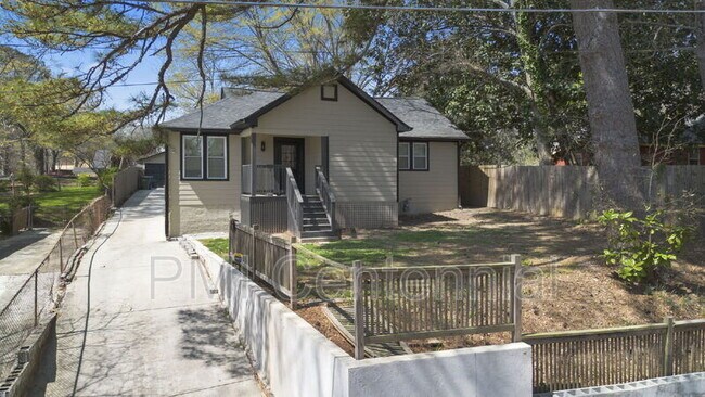 Photo - 562 Gary Rd NW