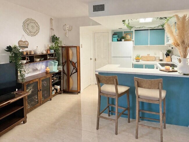 Photo - 728 Executive Center Dr Unidad 22