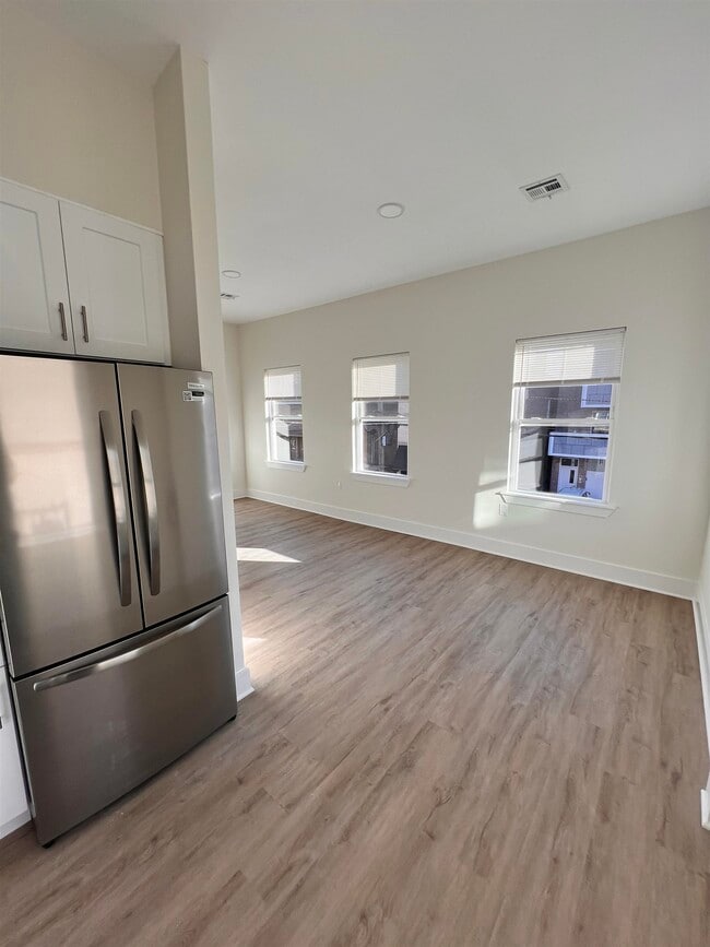 Building Photo - 70 69th St Unit 4