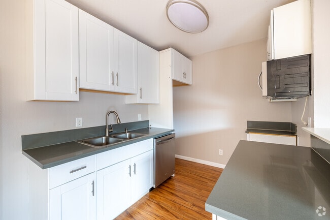2BR, 2BA - 889SF - Kitchen