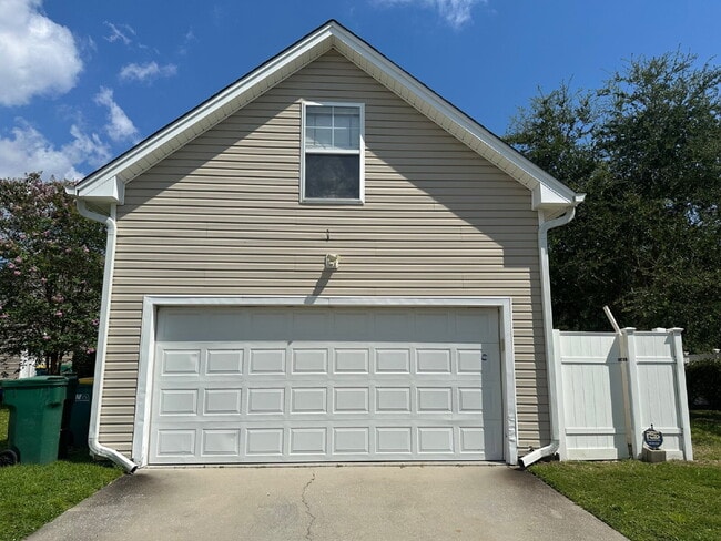 Building Photo - Bluffton Park Garage Apartment For Rent! Unit Garage Apt