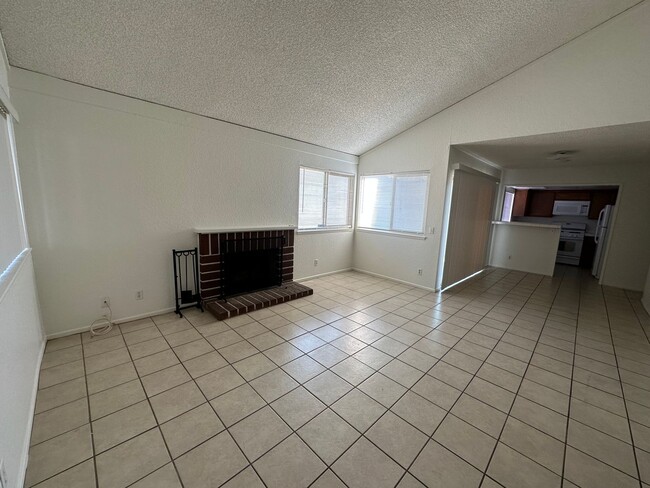 Photo - Redlands Townhouse in Great Complex 2+ 1.5 AVAILABLE NOW