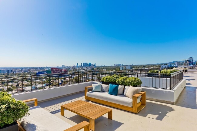 Building Photo - 1100 Alta Loma Rd Unit C