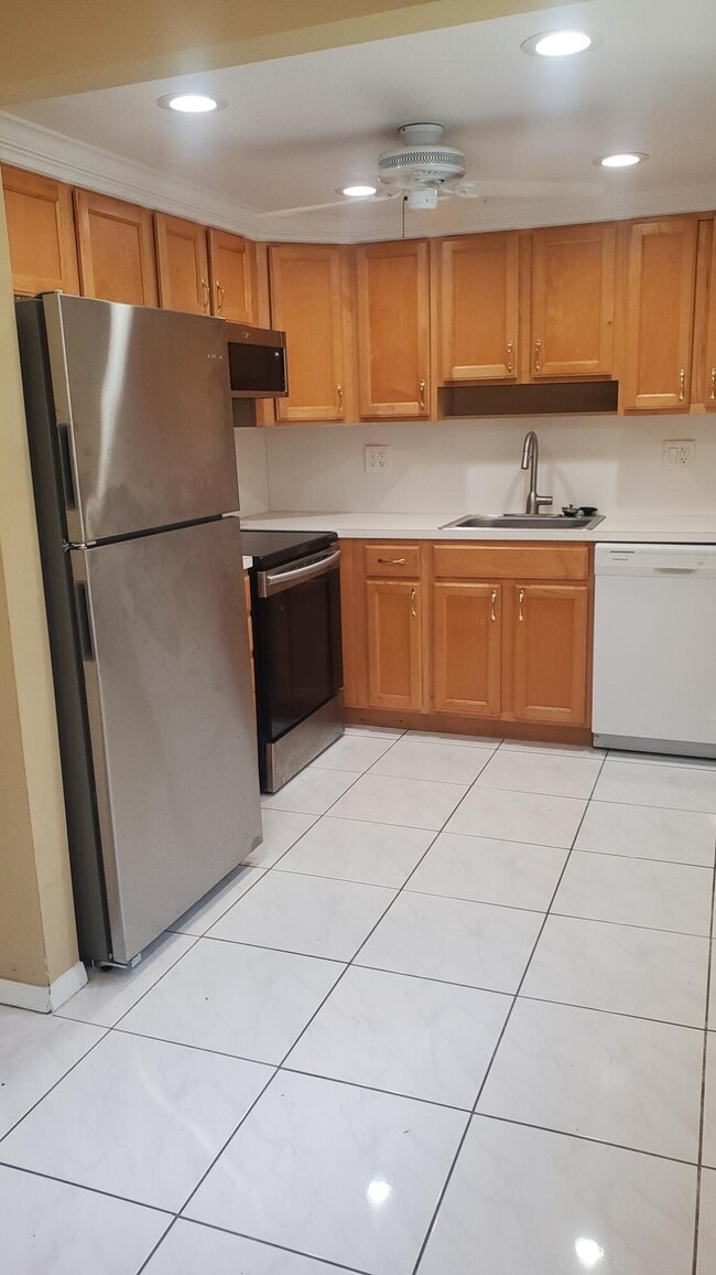Building Photo - 116 Burgundy B Rental