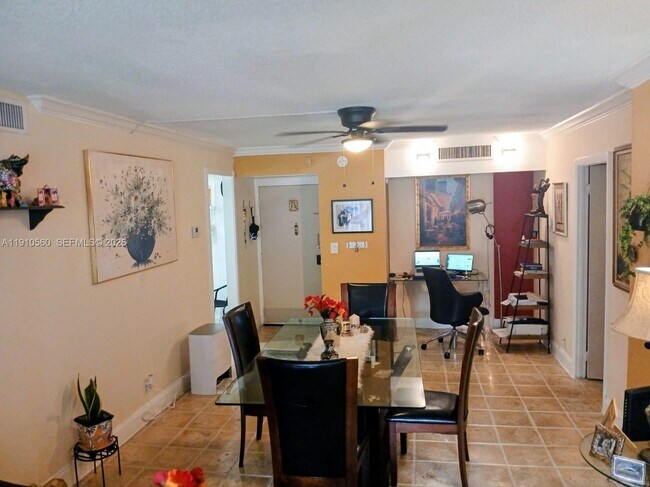 Building Photo - 3101 N Country Club Dr Unit 101