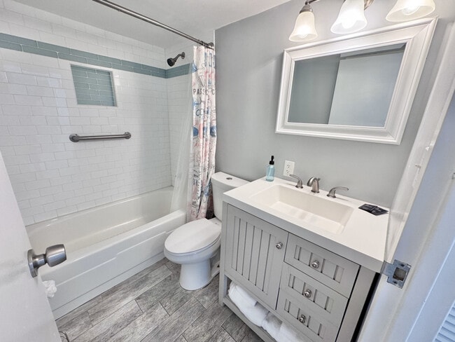 Photo - 201 Rudee Loop Connector Unit ID1353268P