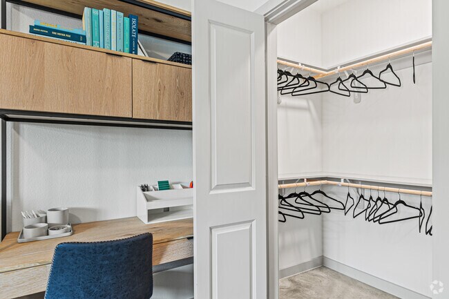2BR, 2BA - 1,177SF - Closet