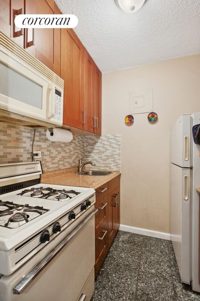 Photo - 39-60-60 54th St