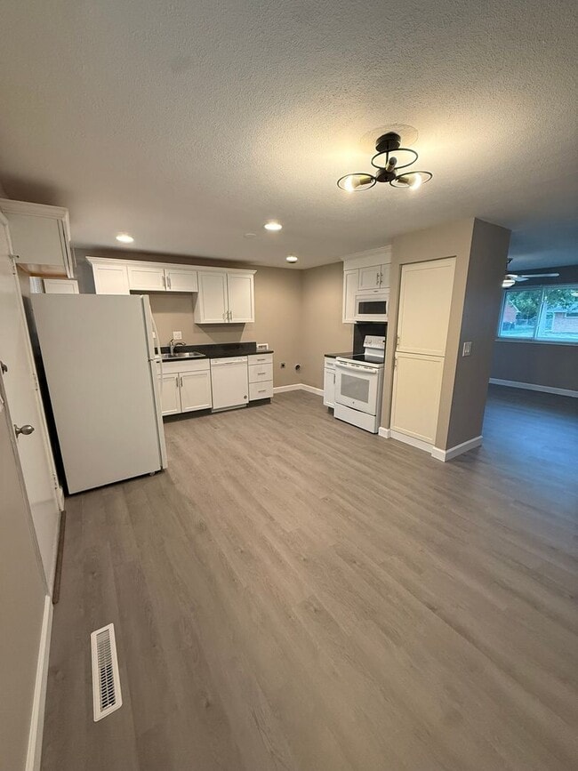 Building Photo - 4320 Harbison St