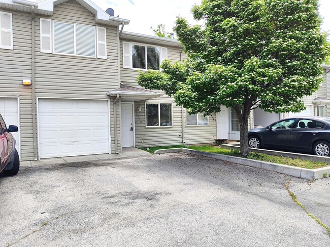 Building Photo - Great 3 Bd 2.5 Bath Townhome