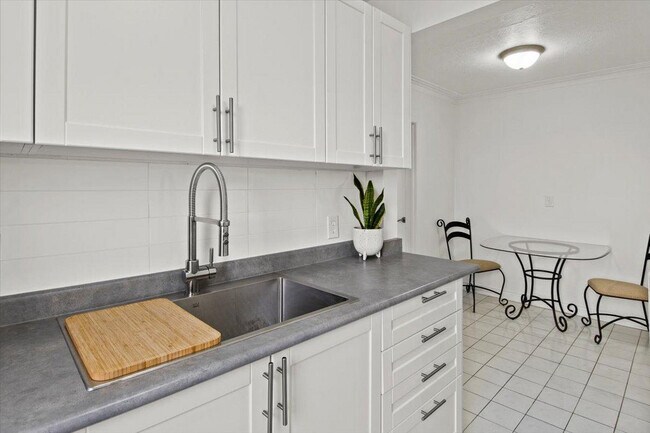 Photo - 496/498 Simcoe St. N.