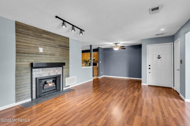 Photo - 106 Frontier Way