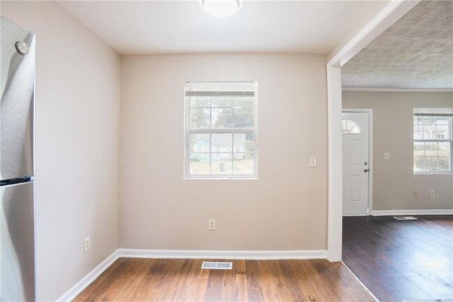 Photo - 164 Hedges St SE