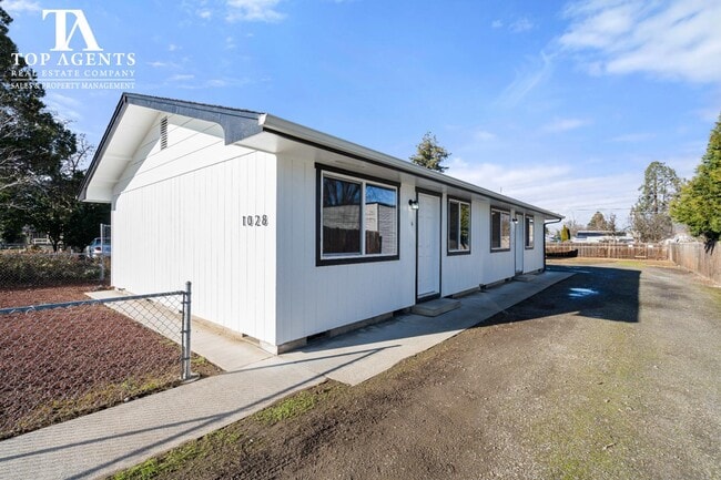 Photo - 1028 W 11th St