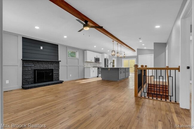 Photo - 1654 Giddings Rd