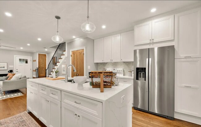 Photo - 907 Varnum St NE