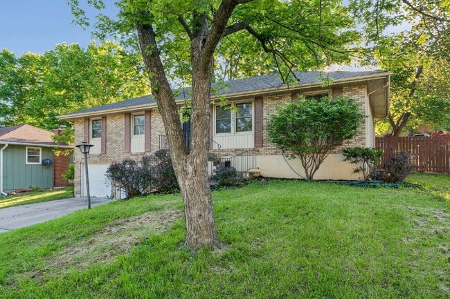 Photo - Charming 3-Bedroom Home with Spacious 2160 Sq Ft Layout in Independence, MO!