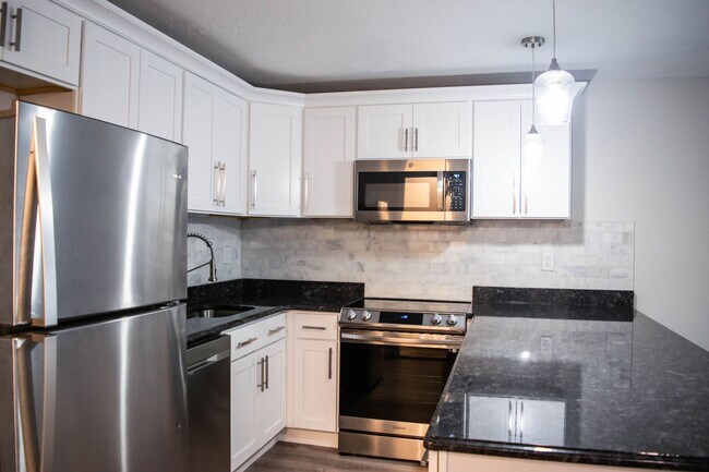 Photo - Renovated Condo w/ Off-Street Parking and Laundry! Unidad 467 Whalley Ave T