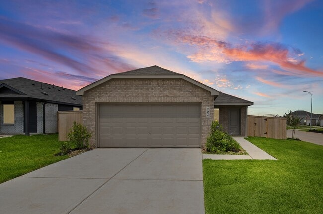 Building Photo - 702 Umbrella Tree Dr