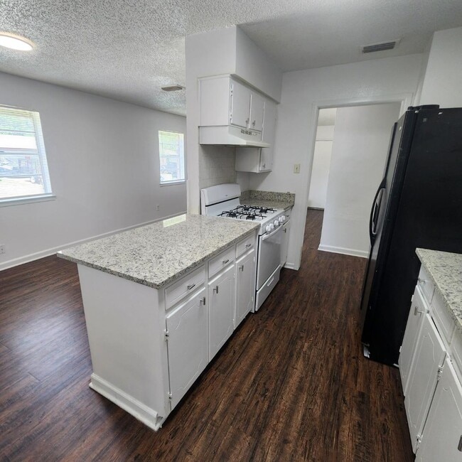 Photo - 2417 Lakeshore Dr