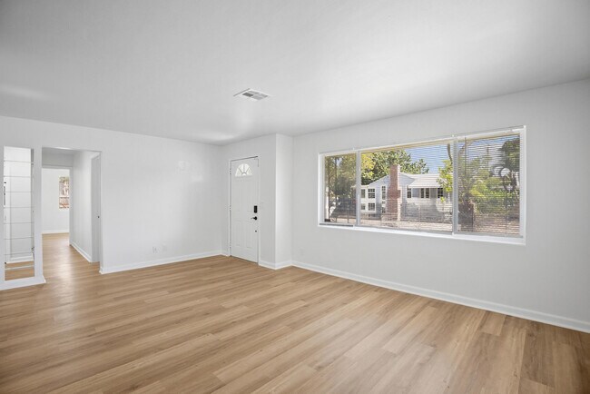 Photo - 401 42nd St
