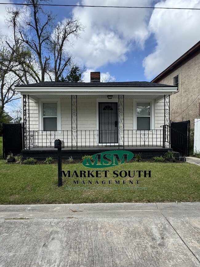 Building Photo - CARVER HEIGHTS BUNGALOW- AVAILABLE NOW!