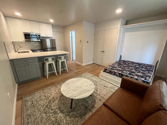 Building Photo - 542 W Doty St Rental