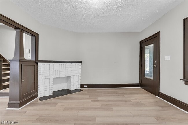 1144 E 145th St Unidad 2/Left