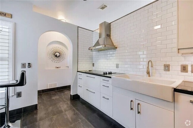 Building Photo - Designer-Remodeled Gem in Ashington Park |... Rental